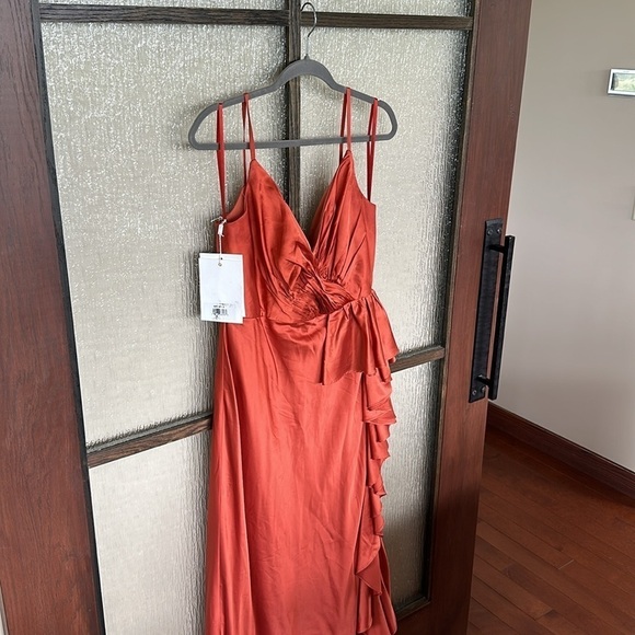 V-NECK SPAGHETTI STRAP SATIN GOWN size 10 - Picture 6 of 10